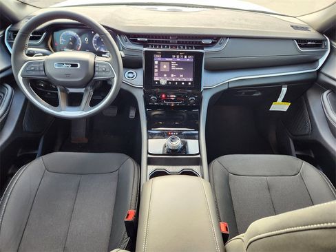 New 2025 Jeep Grand Cherokee Laredo w/ Luxury Tech Group I image 18