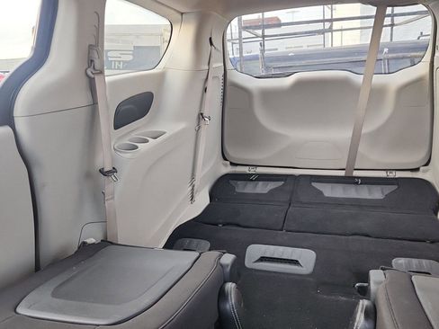 Used 2022 Chrysler Voyager LX image 18