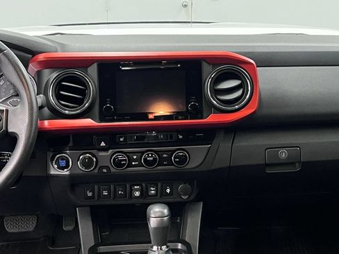 Used 2018 Toyota Tacoma TRD Off-Road AWD/4WD image 26