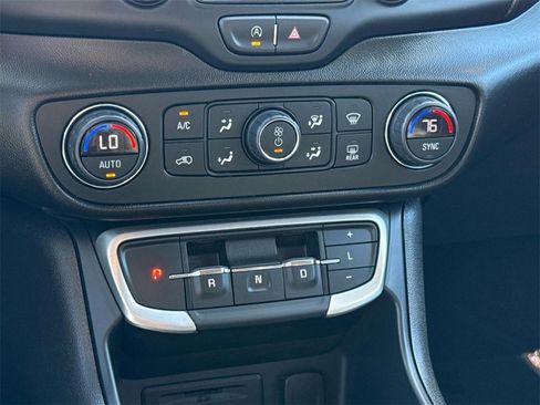 Used 2024 GMC Terrain SLT image 17