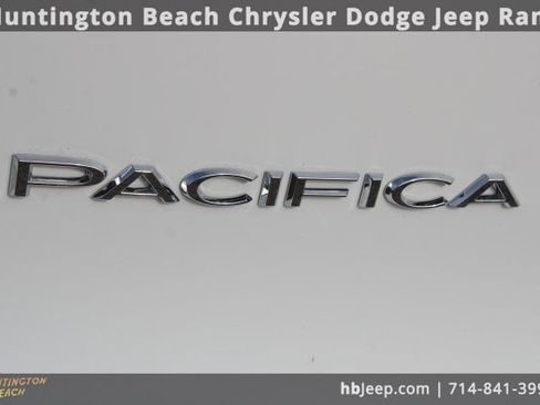 Used 2026 Chrysler Pacifica Select image 6