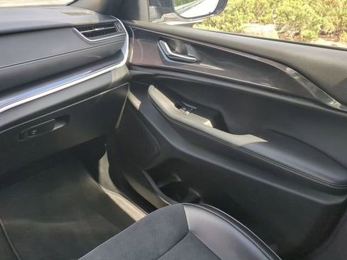 Used 2023 Jeep Grand Cherokee L Laredo image 21