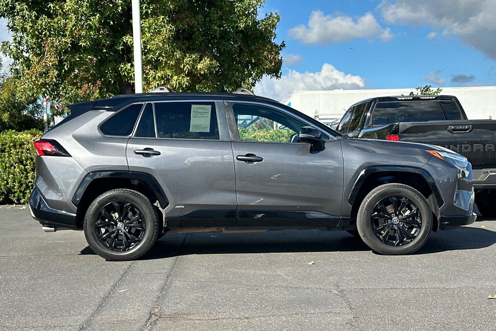 Used 2022 Toyota RAV4 XSE AWD/4WD image 2