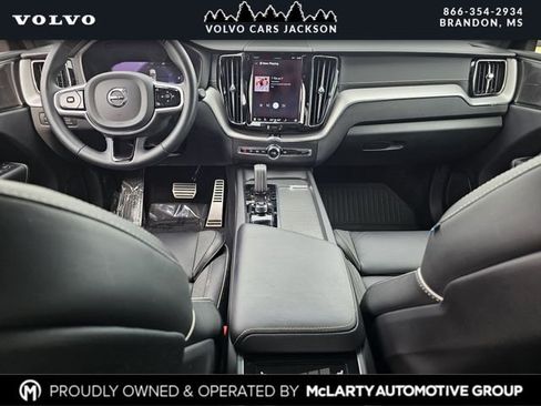 Used 2022 Volvo XC60 B5 R-Design image 8
