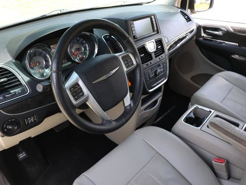 Used 2013 Chrysler Town & Country Touring FWD image 4