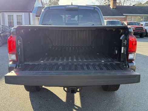 Used 2018 Toyota Tacoma TRD Sport image 7