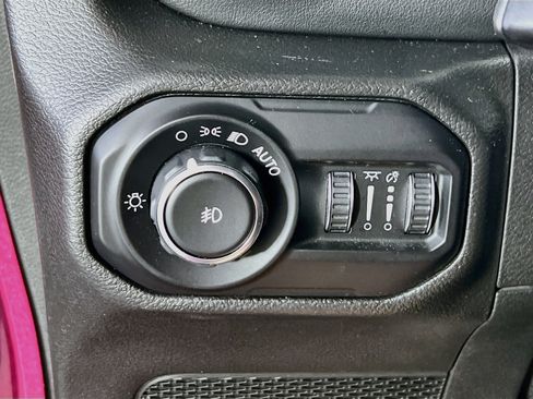 Used 2021 Jeep Wrangler Unlimited Sahara w/ LED Lighting Group AWD/4WD image 10