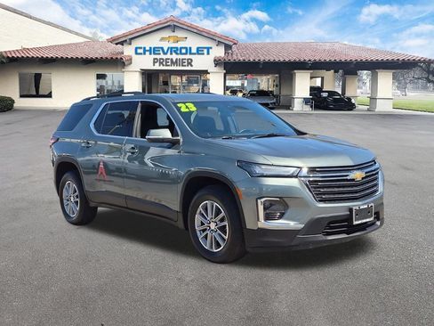 Used 2023 Chevrolet Traverse LT FWD image 2