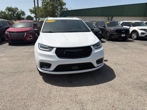 Used 2025 Chrysler Pacifica Limited FWD image 7