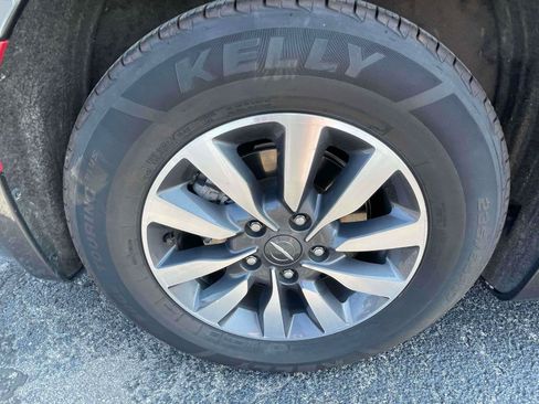 Used 2022 Chrysler Pacifica Touring-L w/ Uconnect Theater Family Group FWD image 11
