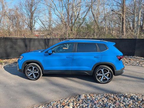 Certified 2025 Volkswagen Taos SEL image 2