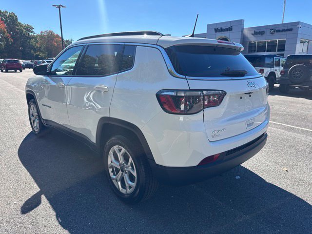 Used 2025 Jeep Compass Latitude AWD/4WD image 7