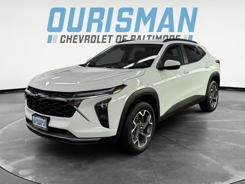 Used 2025 Chevrolet Trax LT w/ Driver Confidence Package FWD image 2