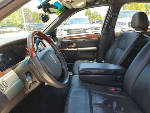 Used 2010 Lincoln Town Car Signature Limited RWD image 19