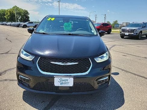 Used 2024 Chrysler Pacifica Touring-L FWD image 2