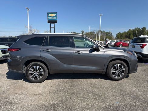 Used 2022 Toyota Highlander XLE image 9