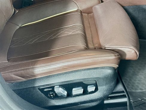 Used 2021 BMW 750i xDrive w/ Executive Package image 24