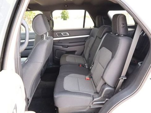 Certified 2017 Ford Explorer XLT FWD image 9