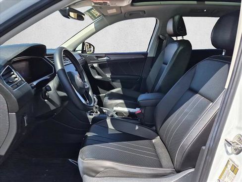 Certified 2022 Volkswagen Tiguan SE w/ Panoramic Sunroof Package AWD/4WD image 17