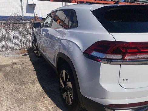 Used 2025 Volkswagen Atlas Cross Sport SE image 5