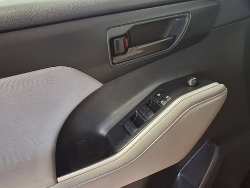 Used 2023 Toyota Highlander L FWD image 16