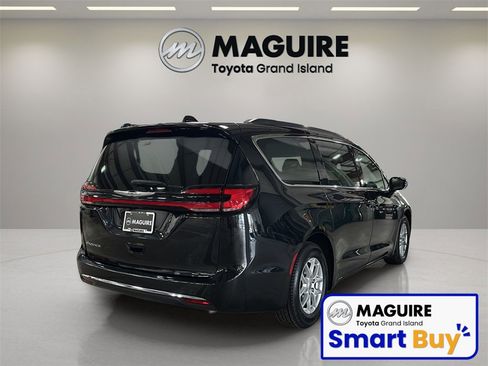 Used 2022 Chrysler Pacifica Touring-L image 6