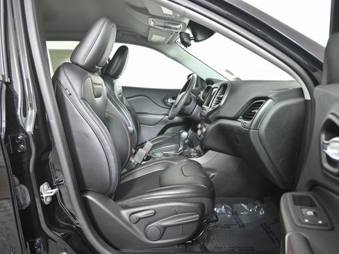 Used 2022 Jeep Cherokee Trailhawk image 13