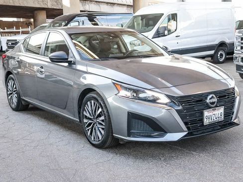 Used 2024 Nissan Altima 2.5 SV FWD image 4