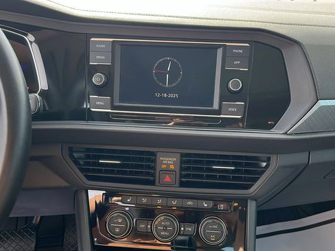 Used 2024 Volkswagen Jetta SE image 20