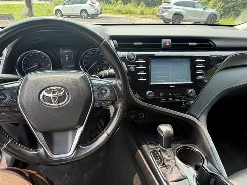 Used 2020 Toyota Camry SE FWD image 4