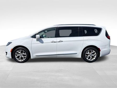Used 2018 Chrysler Pacifica Touring-L Plus FWD image 2