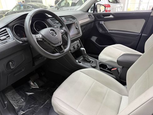Used 2020 Volkswagen Tiguan SE w/ Panoramic Sunroof Package image 19