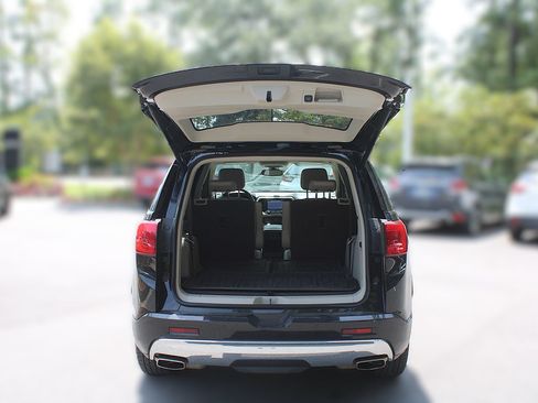 Used 2019 GMC Acadia Denali w/ Technology Package FWD image 9