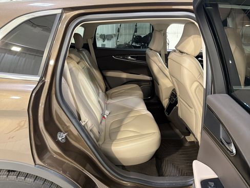 Used 2022 Lincoln Nautilus FWD w/ Premium Package image 12