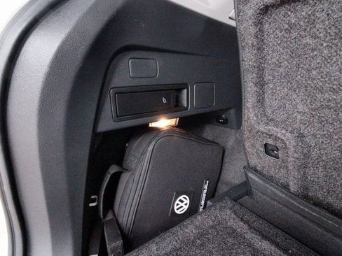 Used 2018 Volkswagen Tiguan SEL Premium image 31