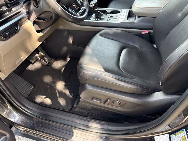 Used 2025 Kia Carnival FWD image 30