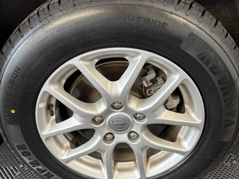 Used 2024 Chrysler Pacifica Touring-L FWD image 9