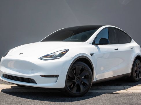 Used 2024 Tesla Model Y Long Range RWD image 1