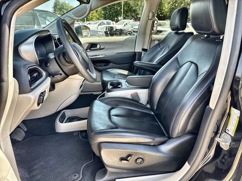 Used 2023 Chrysler Pacifica Touring-L FWD image 11