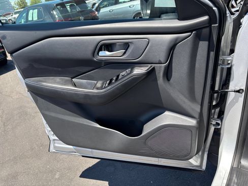 Used 2025 Nissan Rogue SV FWD image 18