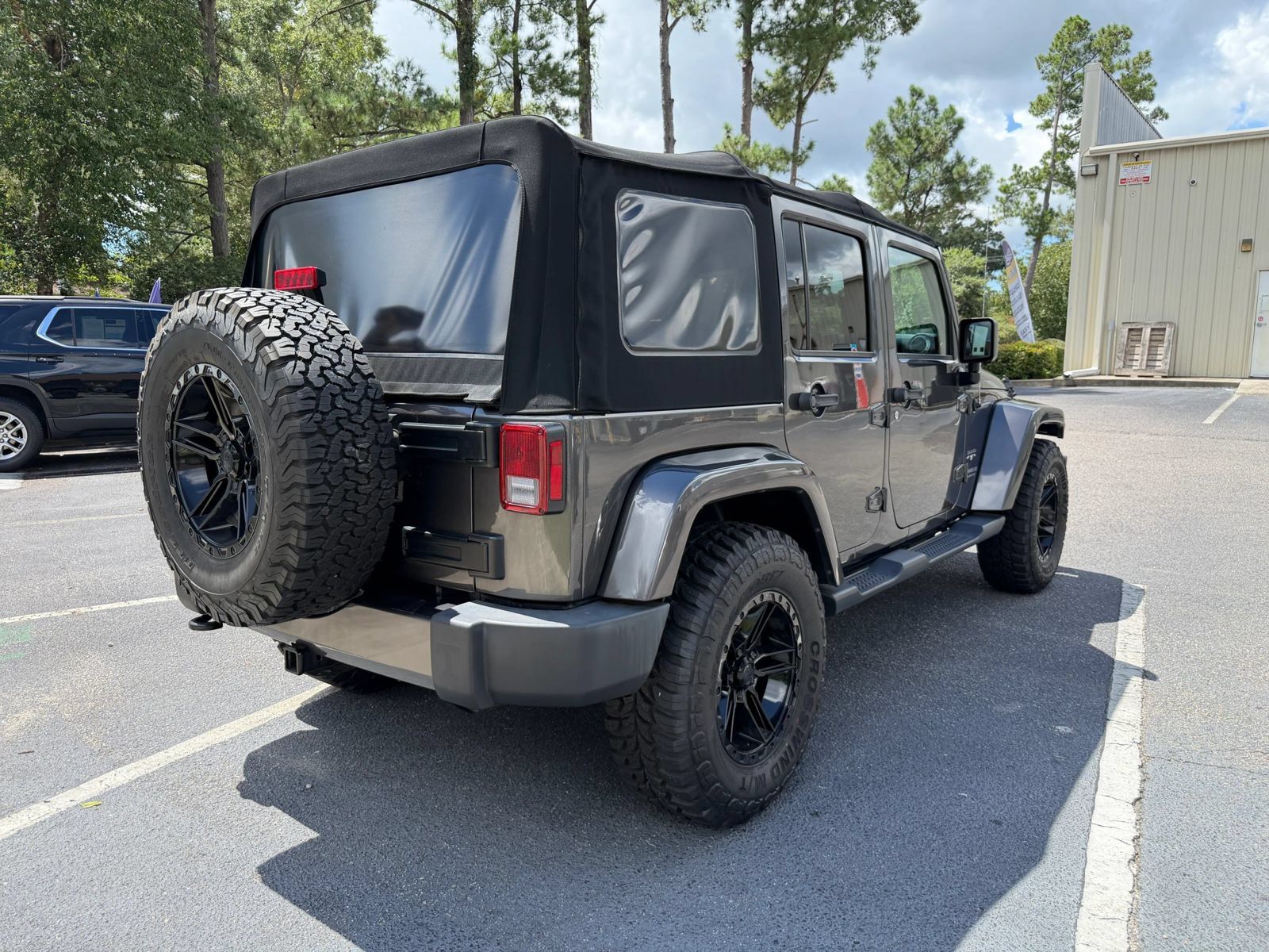 Used 2017 Jeep Wrangler Unlimited Sahara w/ Max Tow Package AWD/4WD image 8