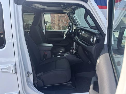 Used 2020 Jeep Wrangler Unlimited Sahara AWD/4WD image 13