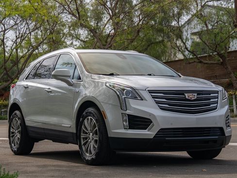Used 2017 Cadillac XT5 Luxury w/ Driver Awareness Package image 3