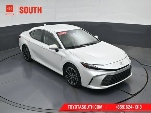 Used 2025 Toyota Camry XLE AWD/4WD image 46