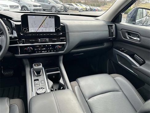 Used 2025 Nissan Pathfinder SL image 18