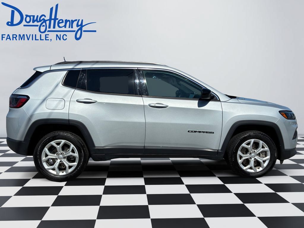 Used 2024 Jeep Compass Latitude AWD/4WD image 6