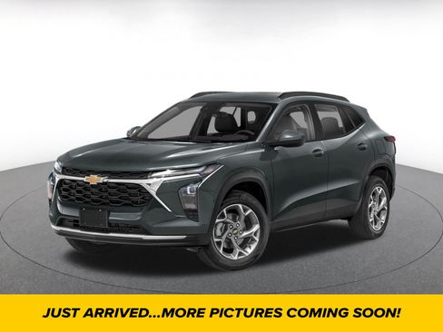 Used 2025 Chevrolet Trax LT FWD image 1