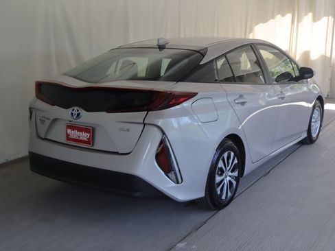 Used 2021 Toyota Prius Prime XLE FWD image 6