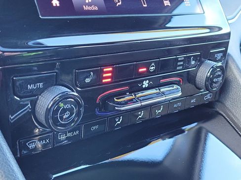 New 2025 Jeep Grand Cherokee Laredo X w/ Luxury Tech Group I image 31