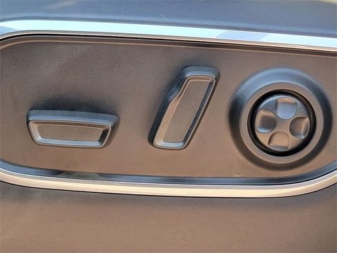 Certified 2024 Jeep Wagoneer L 4WD w/ Rear Seat Video Group 1 image 4